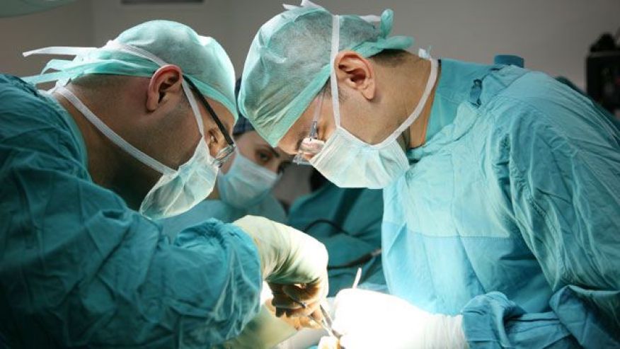 Surgeons performing bariatric surgery to help illustrate Bariatric Surgery vs. Dieting